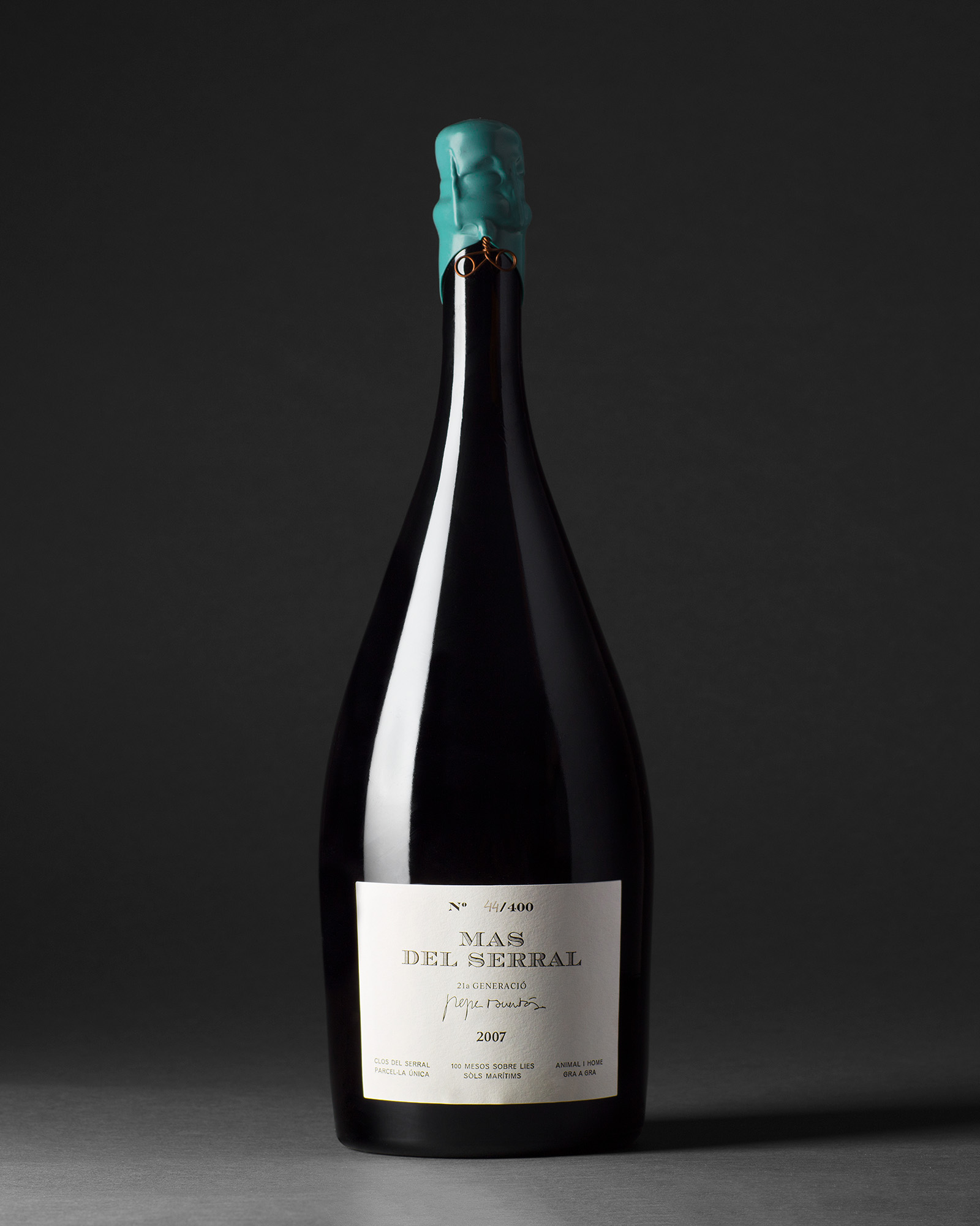 Diseño de la botella y la etiqueta Mas del Serral del elaborador de vinos en Penedès, Pepe Raventós
