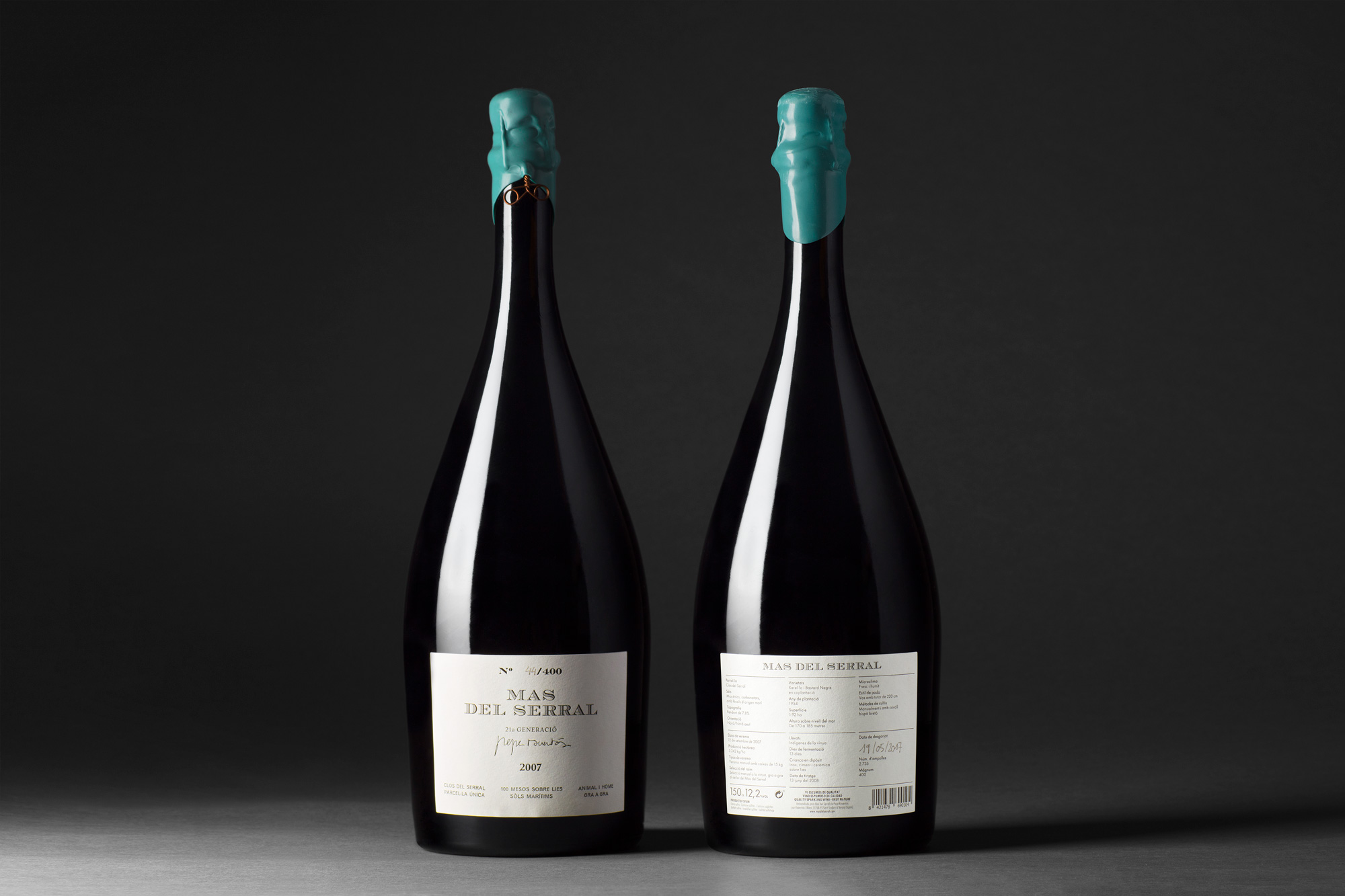 Diseño de la etiqueta y la contraetiqueta de Mas del Serral del elaborador de vinos en Penedès, Pepe Raventós