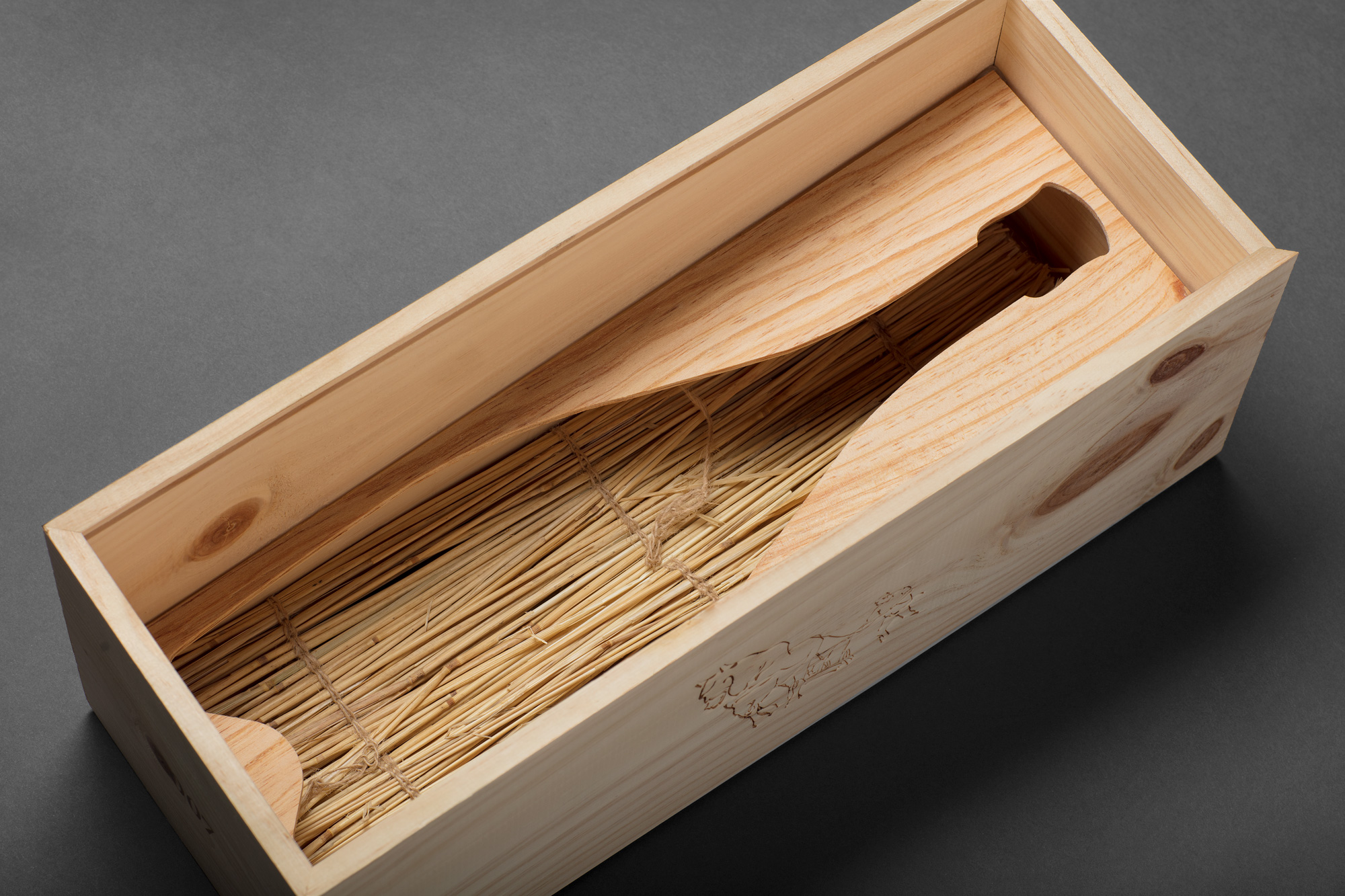 Detalle del interior del estuche de Mas del Serral del elaborador de vinos en Penedès, Pepe Raventós