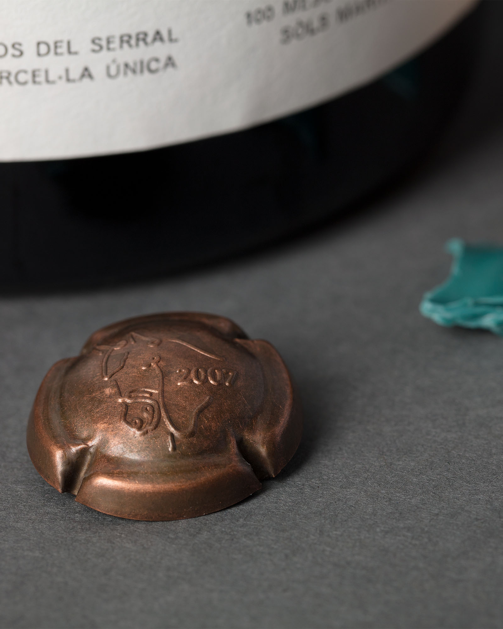 Diseño de la chapa de Mas del Serral del elaborador de vinos en Penedès, Pepe Raventós