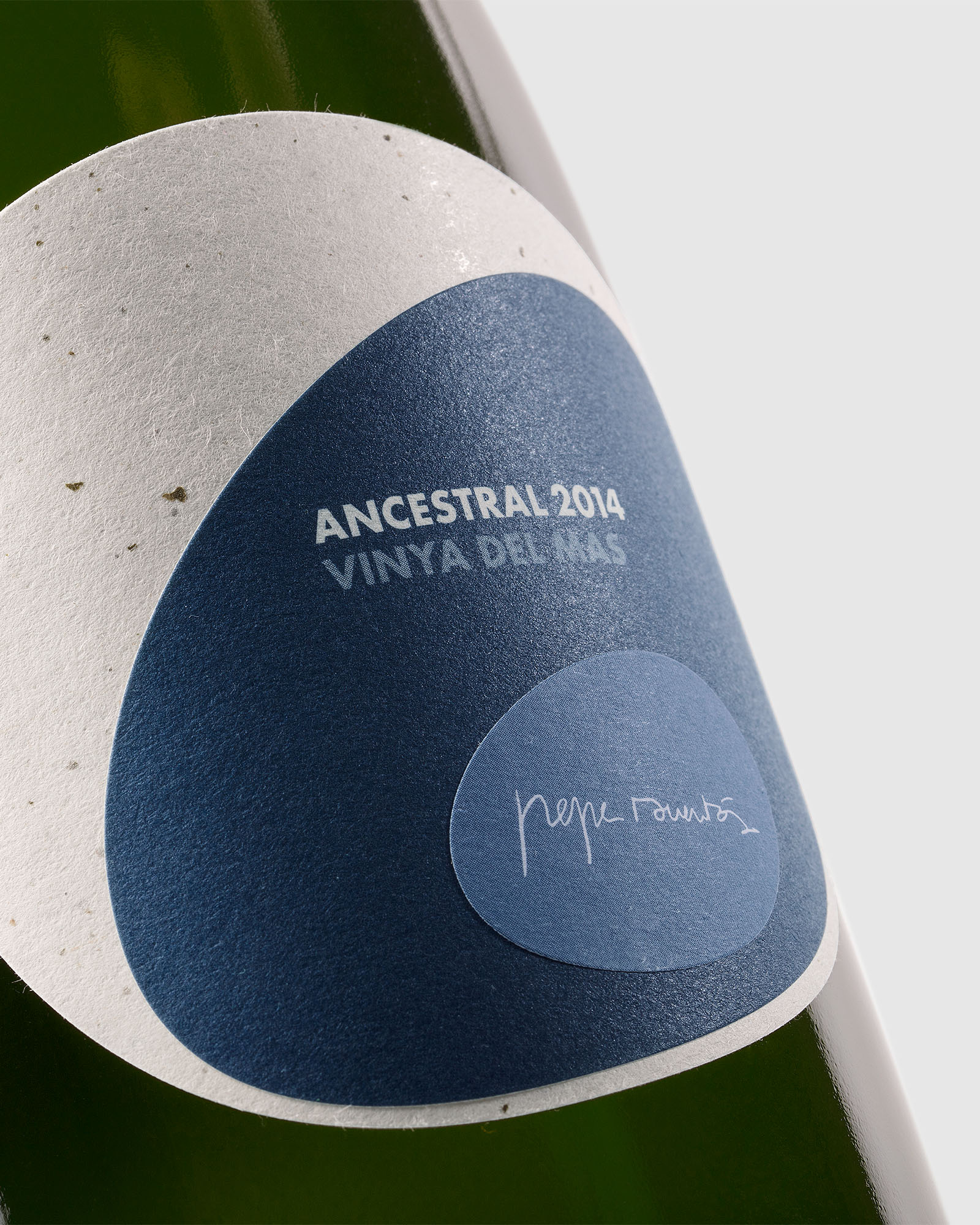 Detalle del diseño de las etiquetas de la colección de vinos naturales del elaborador en Penedès, Pepe Raventós.