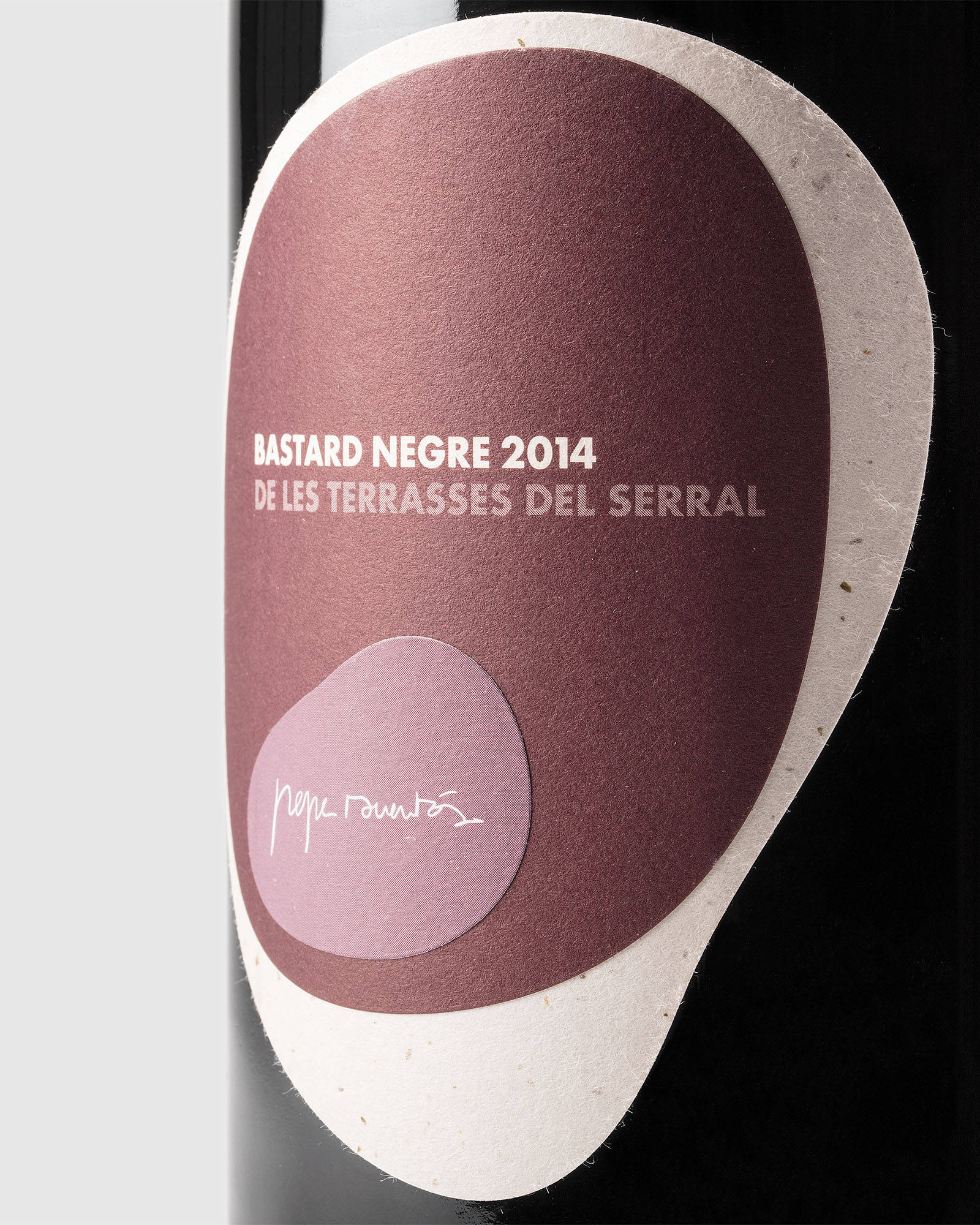 Detalle del diseño de las etiquetas de la colección de vinos naturales del elaborador en Penedès, Pepe Raventós.